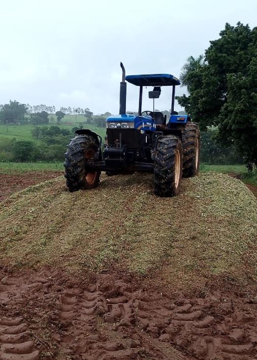 Prefeitura apoia produtores na produção de silagem e realiza manutenção de estrada rural