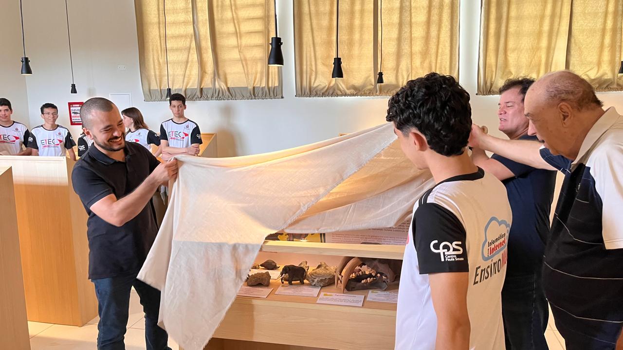 Com a presença do presidente da AMITur, Museu inaugura vitrine sobre a “Era do Gelo”