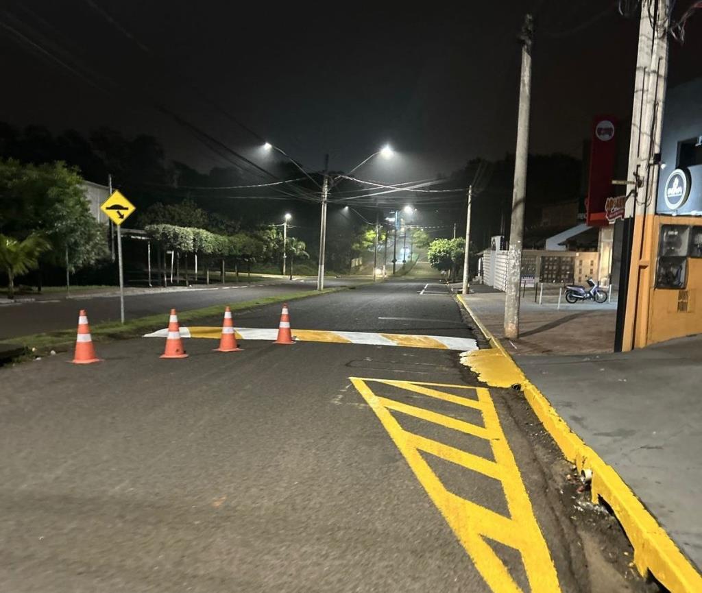 Prefeitura aproveita período noturno para refazer sinalização
