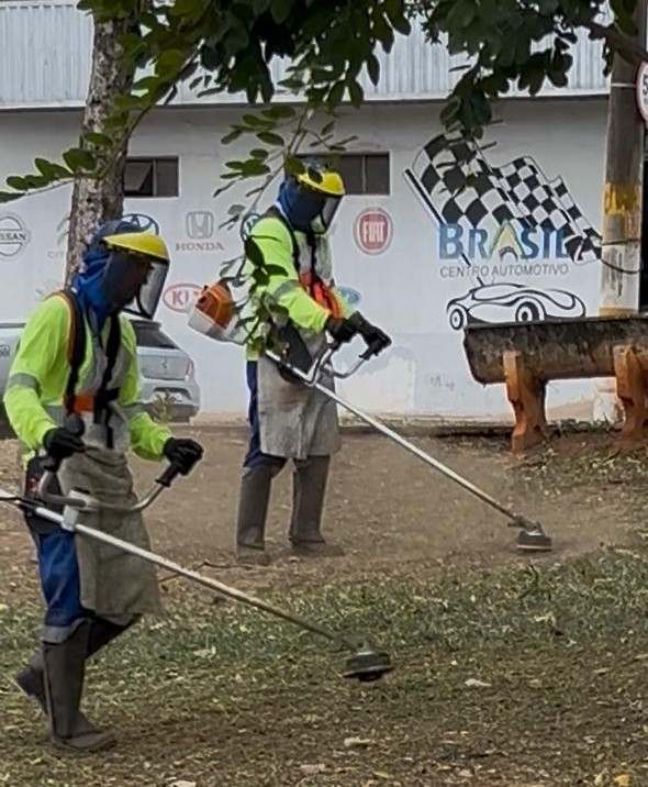 Empresa terceirizada inicia serviço de roçagem no perímetro urbano