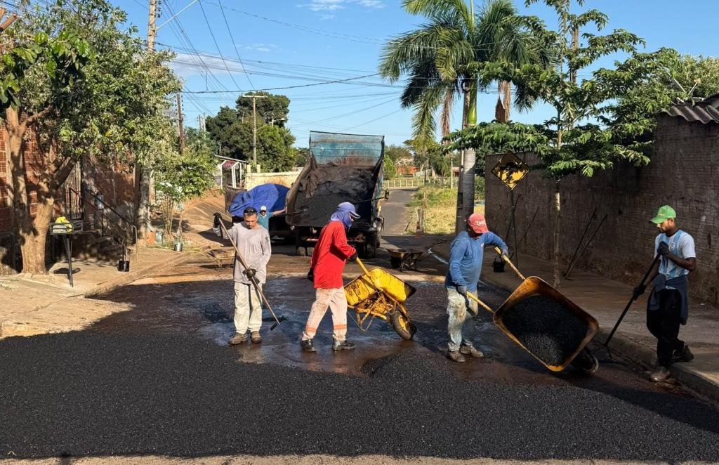 Prefeitura aplica 15 toneladas de massa asfáltica na Rua Sambra