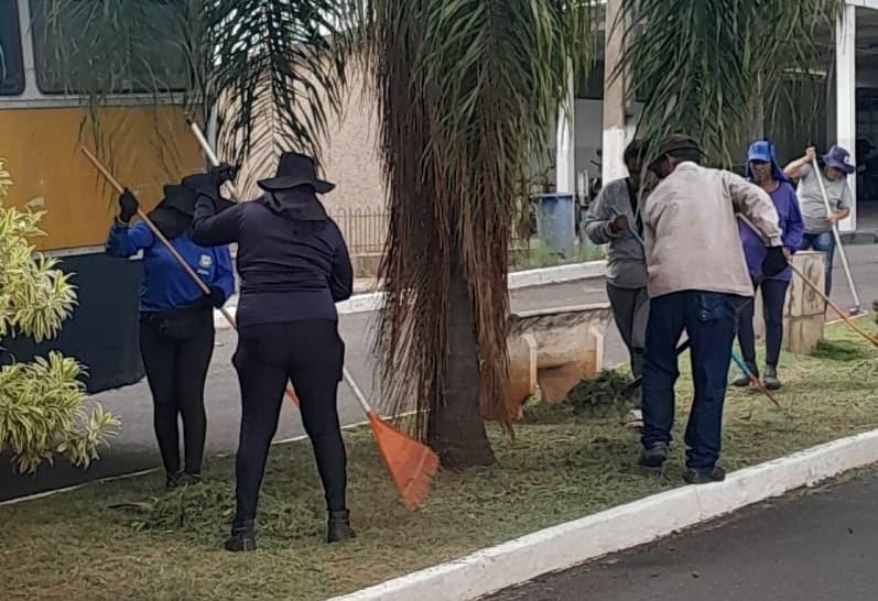 Secretaria de Obras e Infraestrutura promove roçagem e limpeza de cemitérios