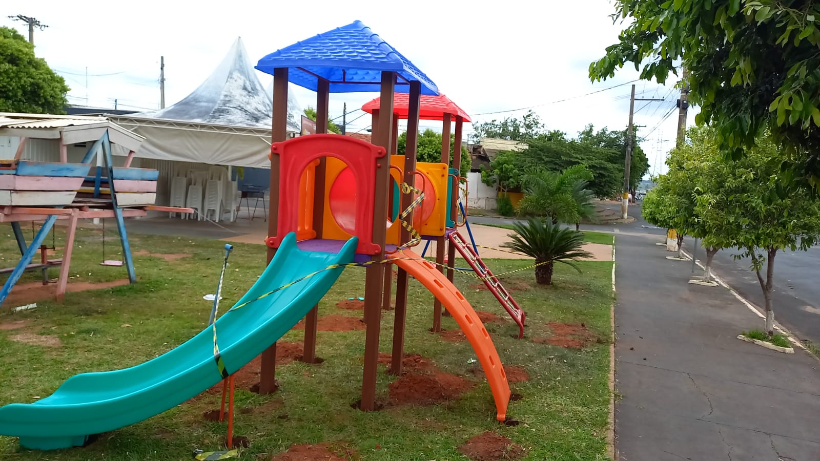 Novo playground é instalado na Av. Rubens Padilha Meato  