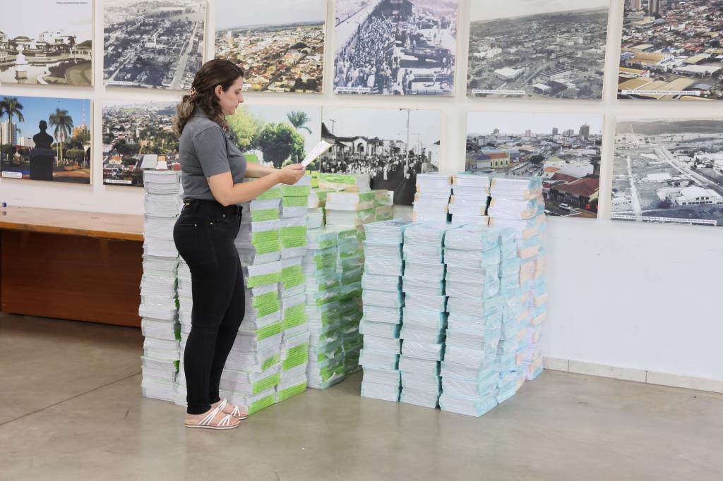 Fernandópolis recebe 9.500 novos livros didáticos com foco em neurociência