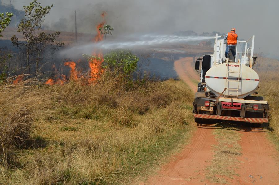 Incêndios são controlados por equipes da Defesa Civil de Fernandópolis