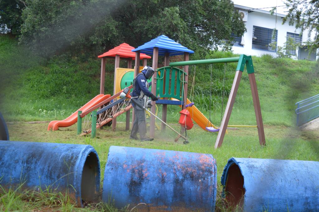 Chuva não impede a roçagem em Fernandópolis