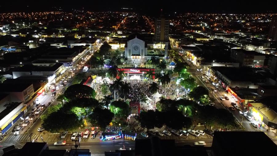 Chegada do Papai Noel supera expectativas e atrai grande público em Fernandópolis 