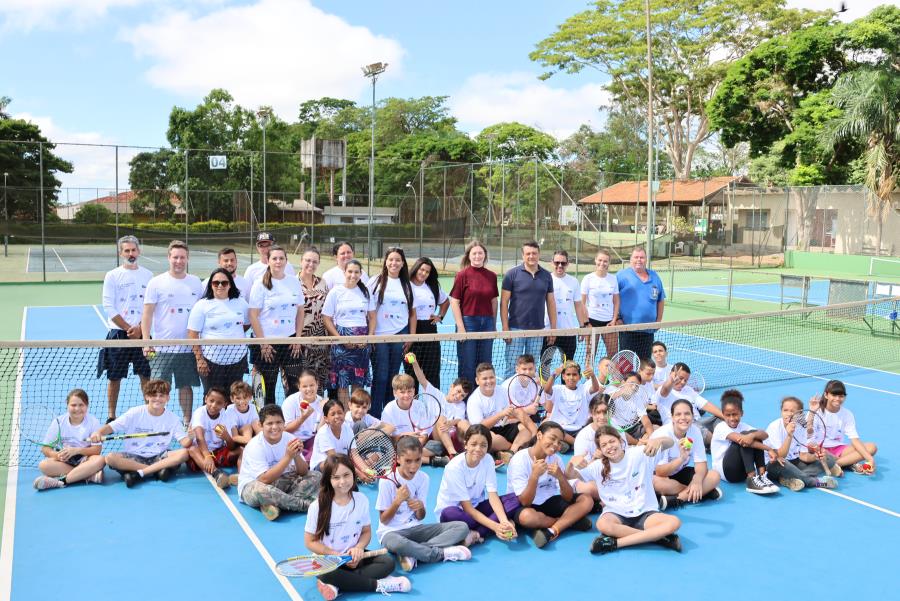 Alunos da escola Pedro Malavazzi participam de ‘Aulão de Tênis’ na Casa de Portugal