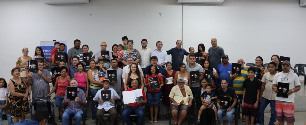 26 fernandopolenses recebem o título de propriedade de suas casas