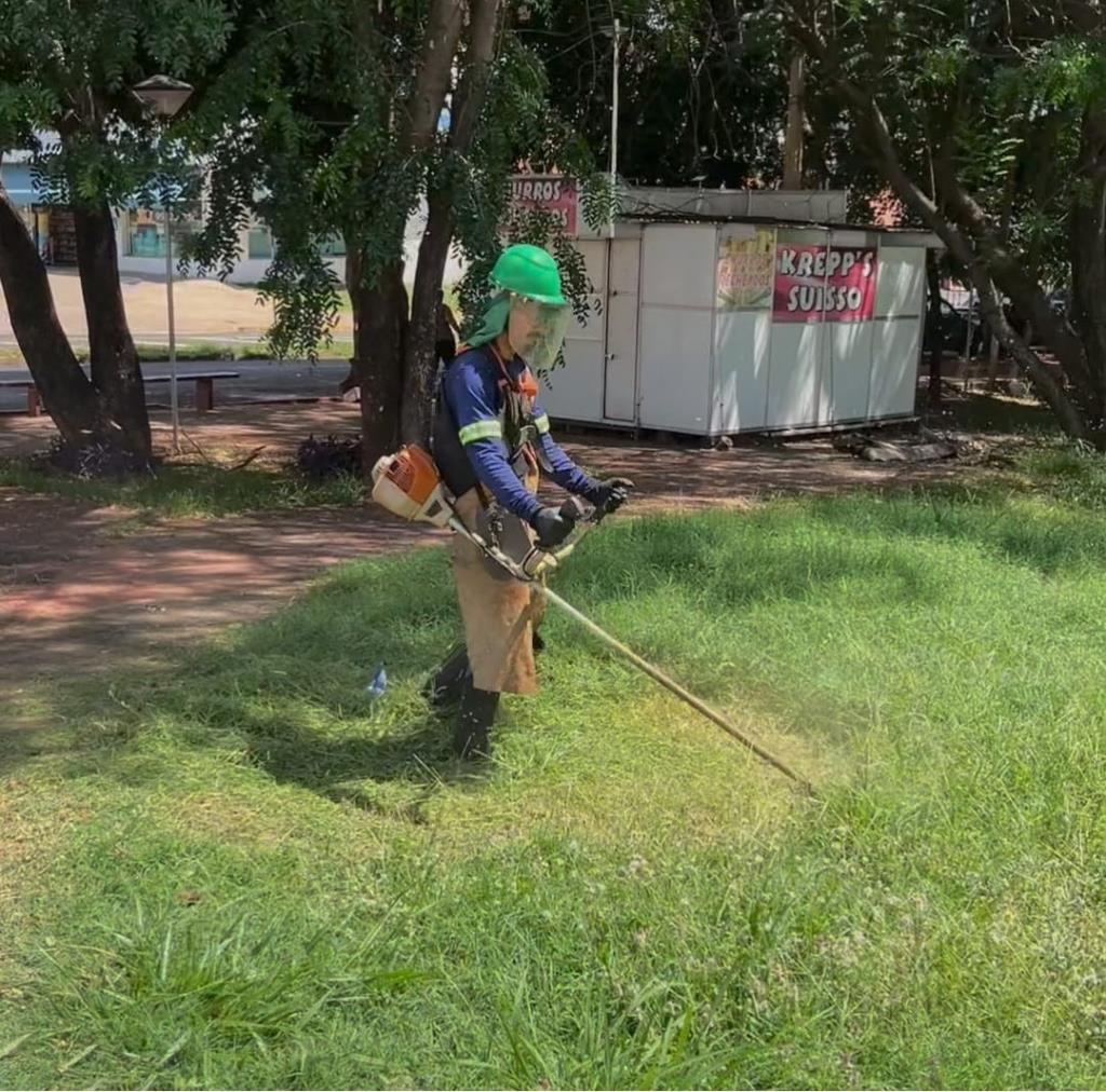 Prefeitura intensifica serviços de roçagem e limpeza em áreas públicas