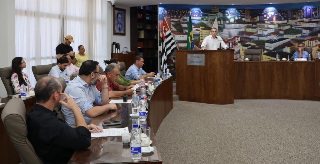 Prefeito João Paulo Cantarella vai à Câmara e defende o diálogo com os professores