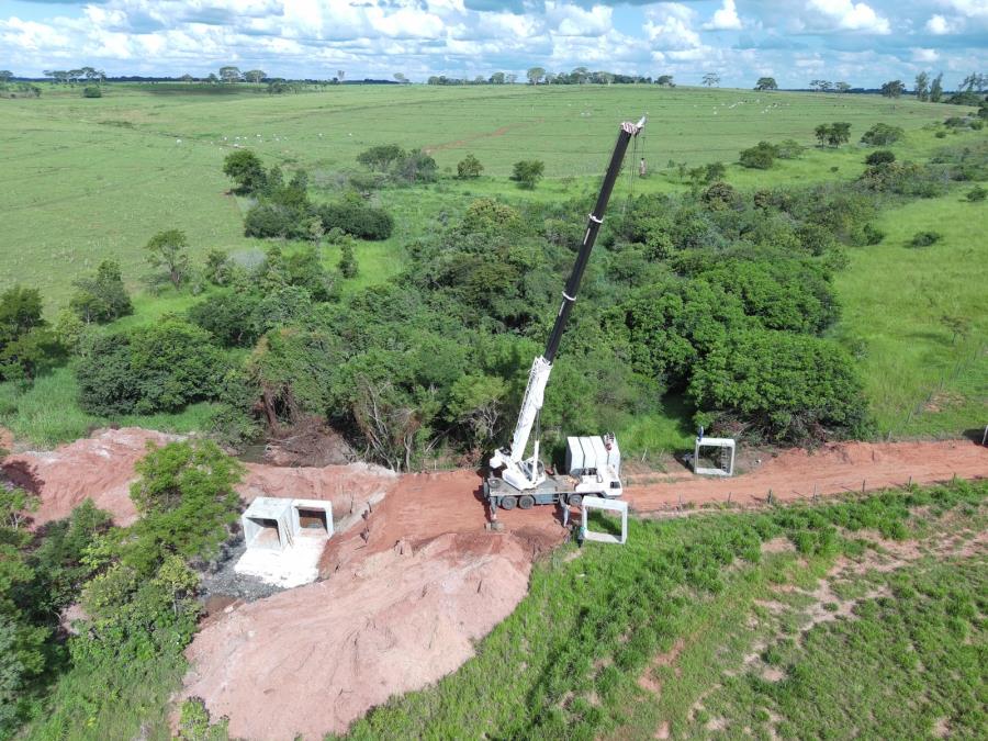 Secretaria instala ponte de concreto sobre Ribeirão Pádua Diniz