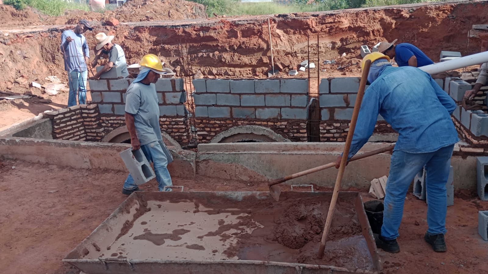 Secretaria de Obras faz recomposição de galeria rompida