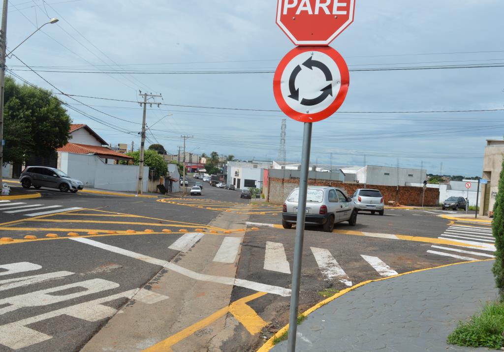 Nova sinalização organiza trânsito entre os bairros Mathias e Jardim Paraíso