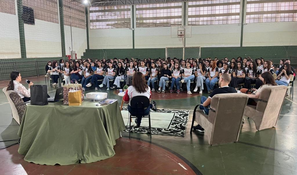 No Mês da Mulher, adolescentes aprendem cuidados básicos de saúde