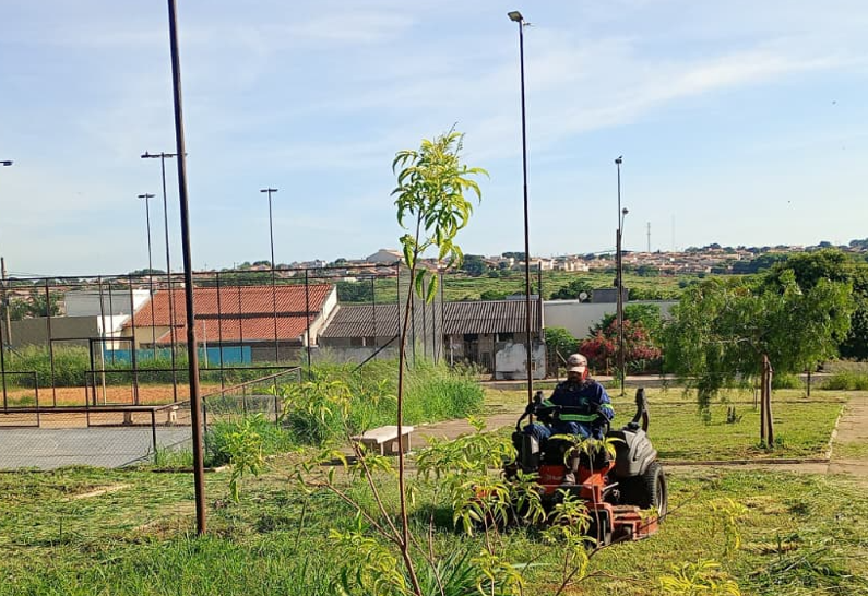 Em uma semana prefeitura roça 140 mil metros quadrados