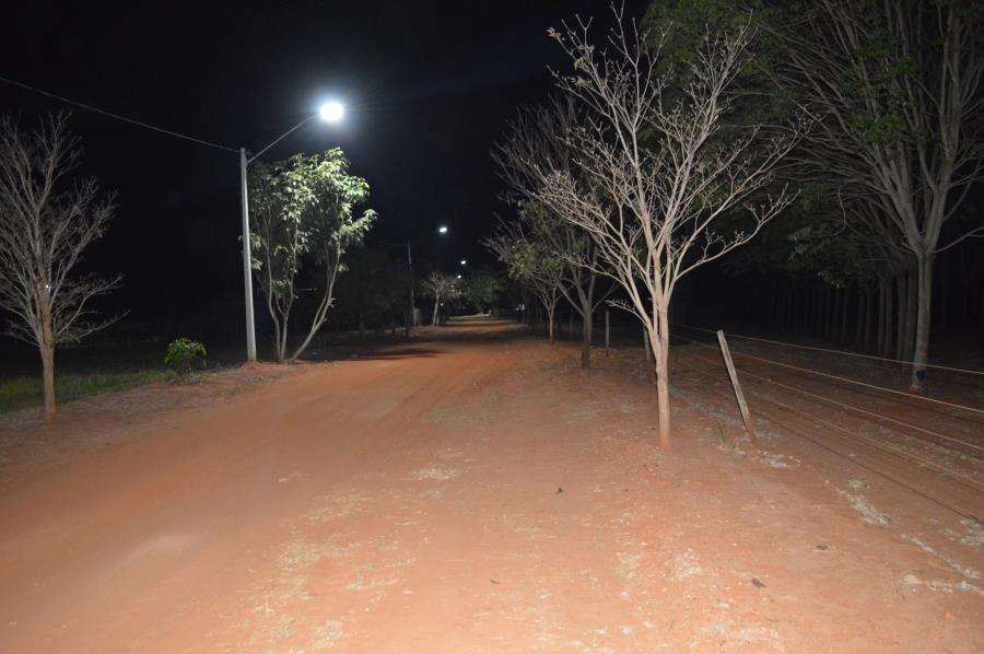 Estrada de acesso ao Cemitério de Brasitânia ganha iluminação pública