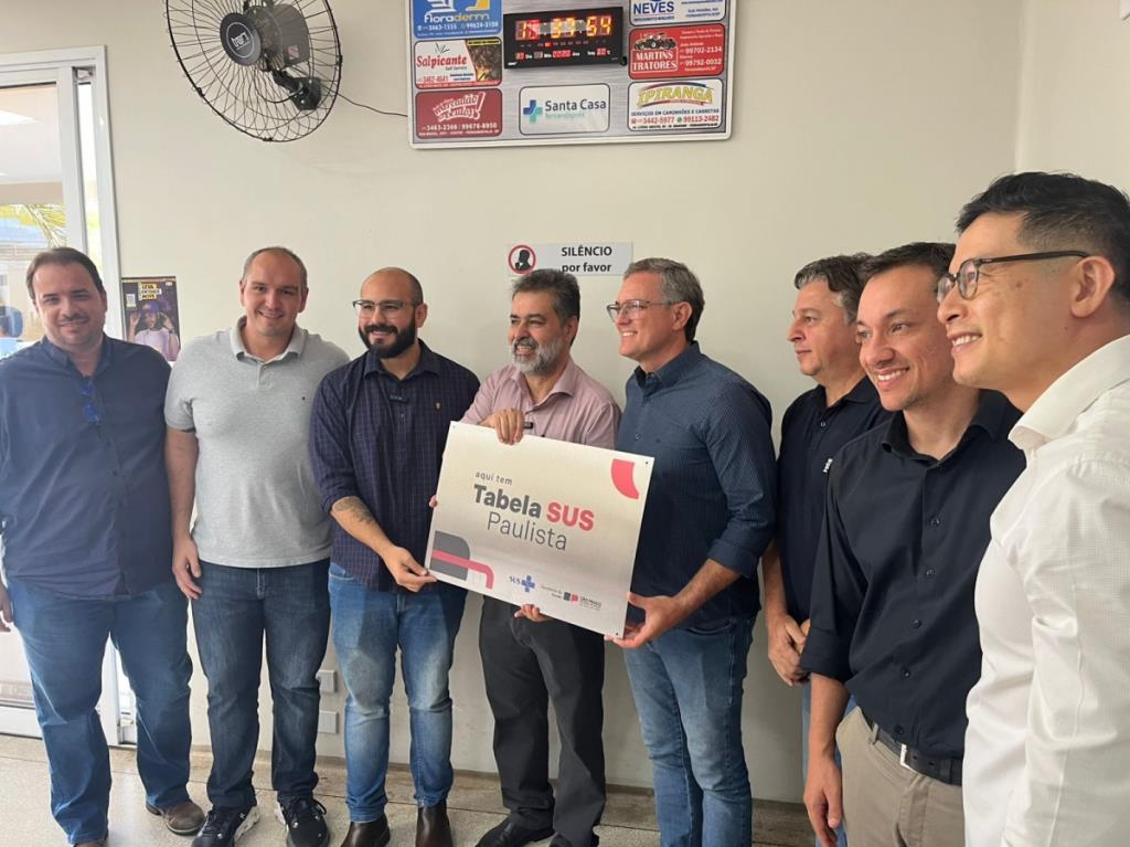 Prefeito e vice acompanham entrega da placa da Tabela SUS Paulista à Santa Casa
