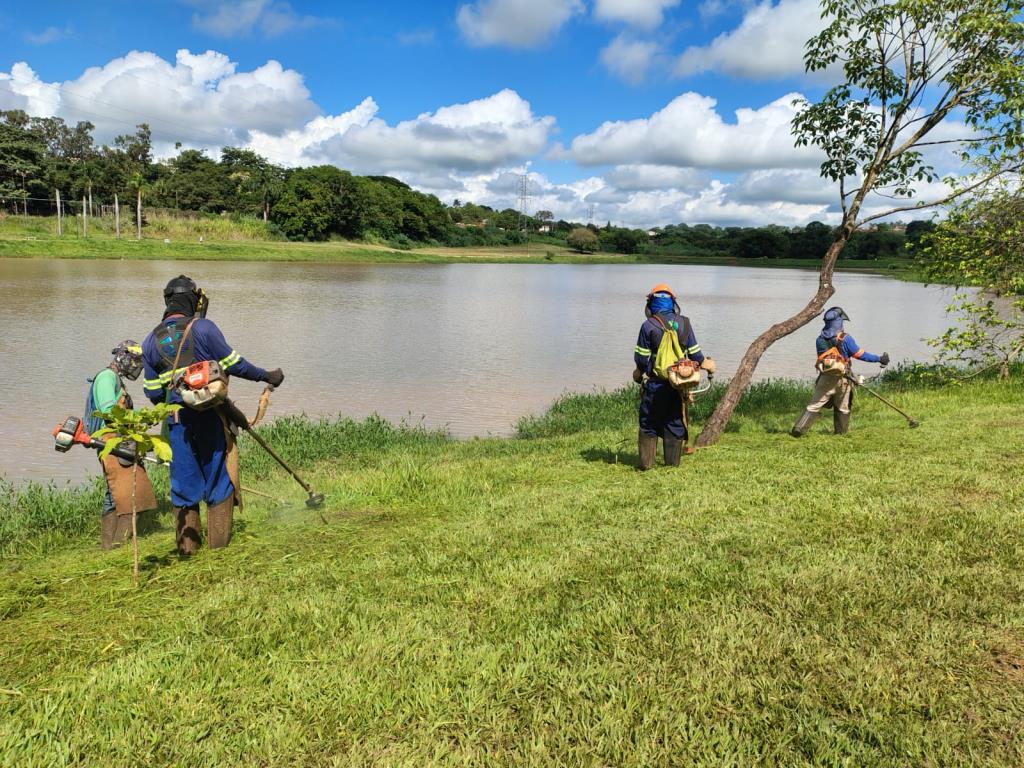 Prefeitura realiza roçagem na represa e no bairro Universitário