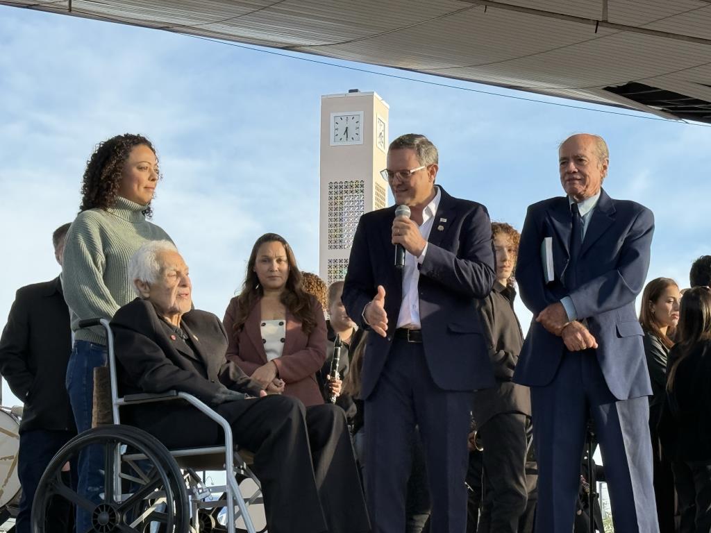 “Vivemos uma retomada”, diz prefeito em ato cívico