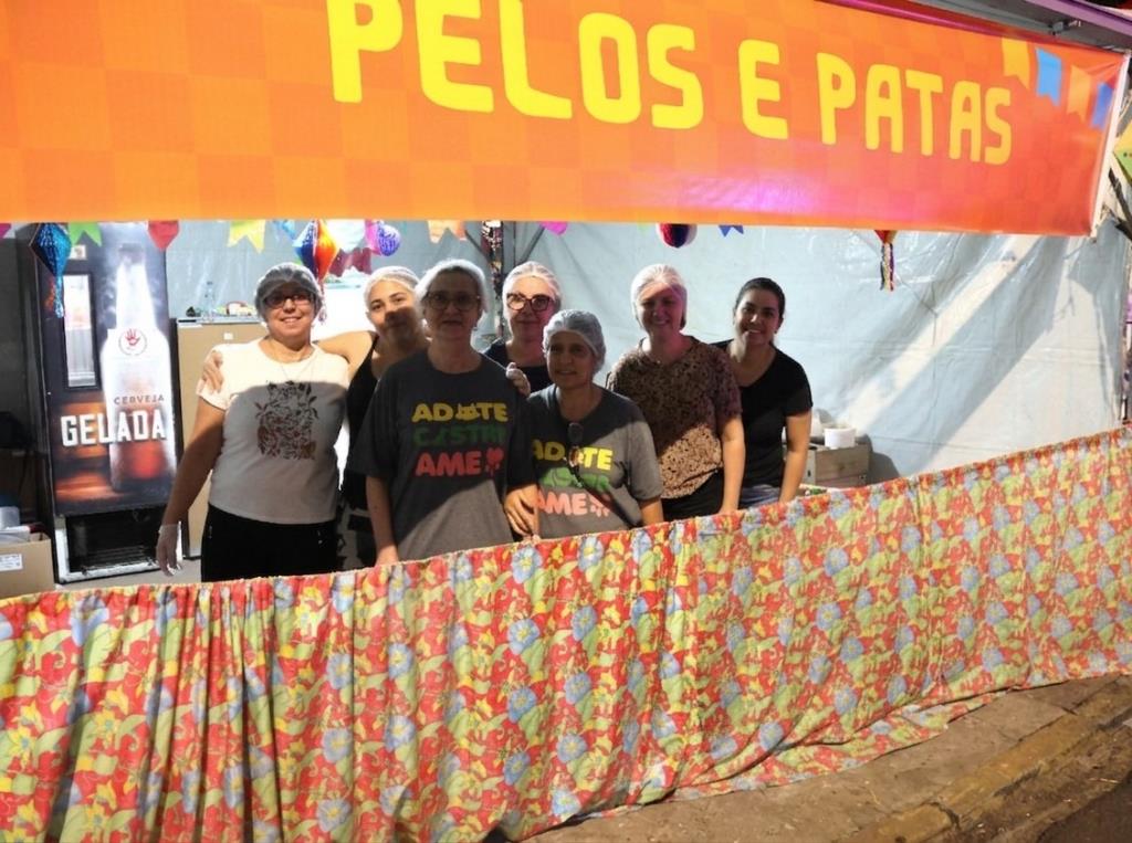 Fernanraiá: barraca da Pelos e Patas ajuda a salvar animais