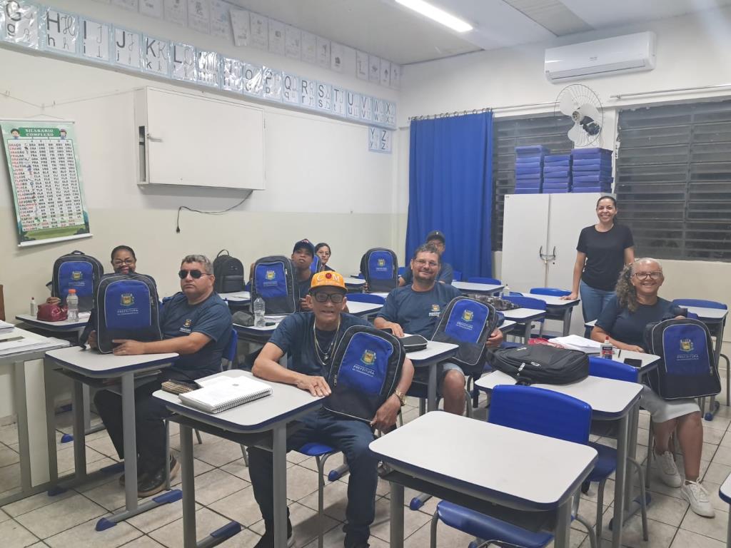 Alunos da EJA também receberam uniforme e kit escolar completo