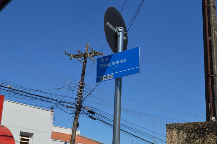 Prefeitura renova placas de identificação de ruas