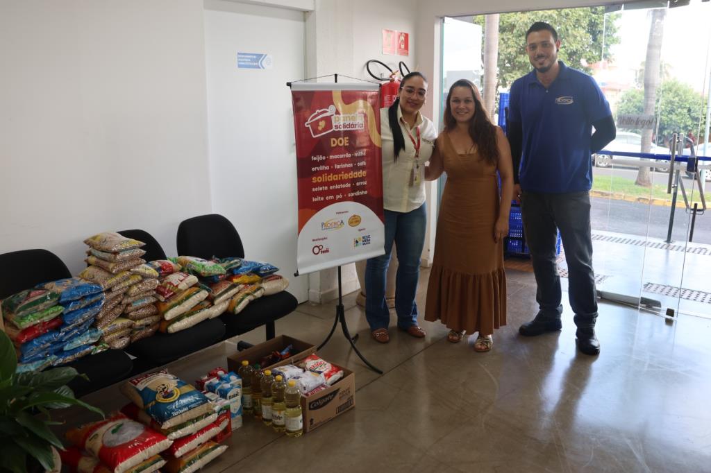 Panela Solidária: Supermercados Proença entrega alimentos arrecadados ao Fundo Social