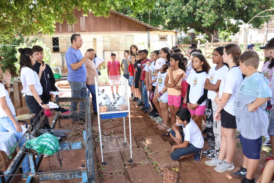 ‘Dia de Campo’ leva mais de 700 alunos para visitar Escola Agrícola