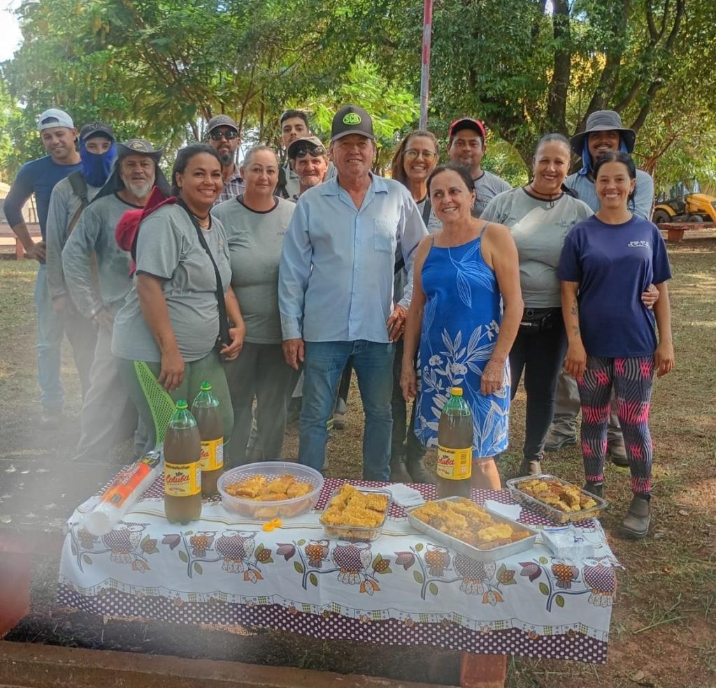 Moradores recepcionam trabalhadores da limpeza com café da manhã