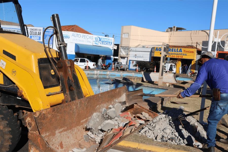 Secretaria Municipal de Obras e Infraestrutura retoma reforma da praça Dr. Fernando Jacob