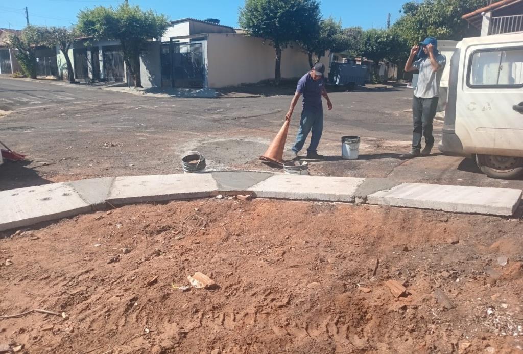 Secretaria de Obras desentope galerias e constrói tampas em cinco bairros