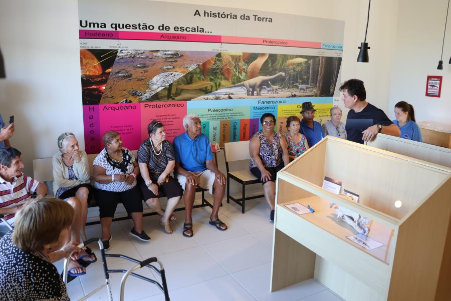 Idosos do Parque São Vicente de Paulo visitam Museu de Paleontologia
