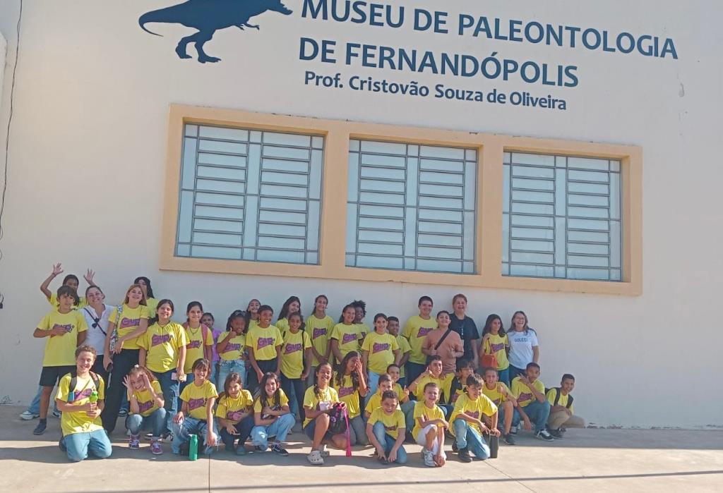 Museu de Paleontologia recebe o Projeto Guri de General Salgado, com 39 alunos