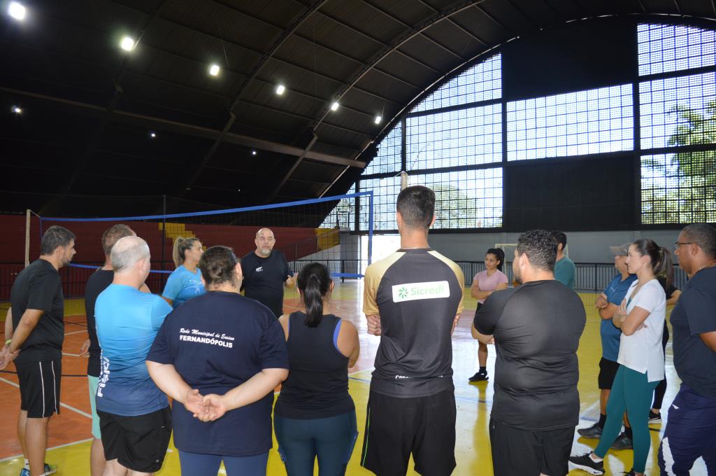 Técnicos de vôlei de Fernandópolis fazem capacitação com campeão da Liga Nacional