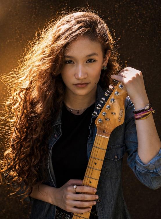 Conheça a cantora fernandopolense Lívia Costa, de 15 anos, talento que conquista a região