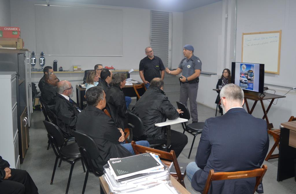 Autoridades e concessionário de ônibus se reúnem para combater o assédio a mulheres