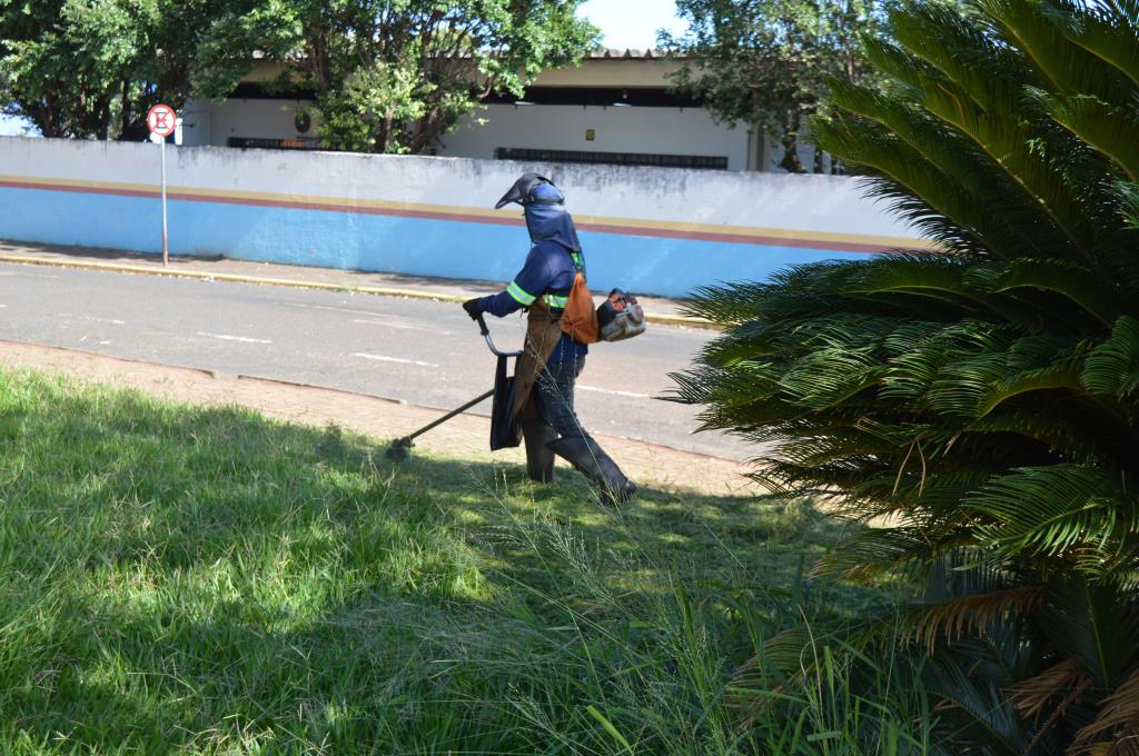Ubirajara e Praça São Bernardo recebem roçagem