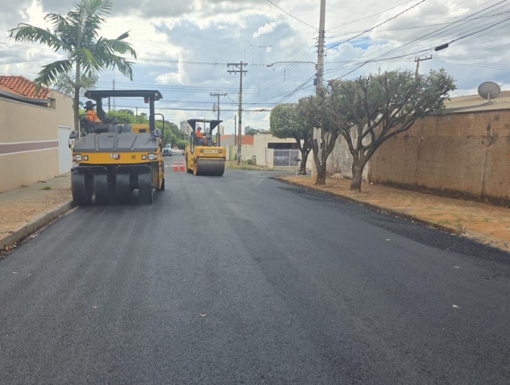 Roçagem, recapeamento e tapa buracos atendem toda cidade