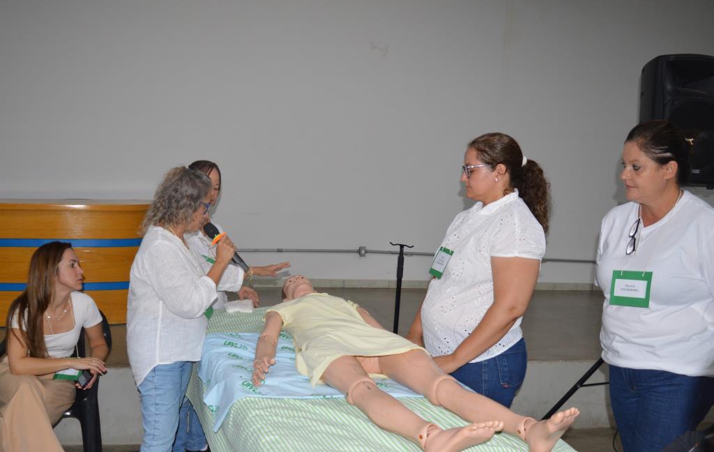 Familiares cuidadores recebem treinamento em Fernandópolis