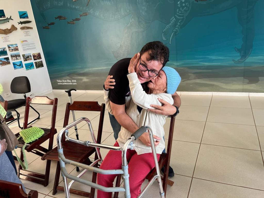 Museu de Paleontologia recebe visita especial do Centro Dia do Idoso