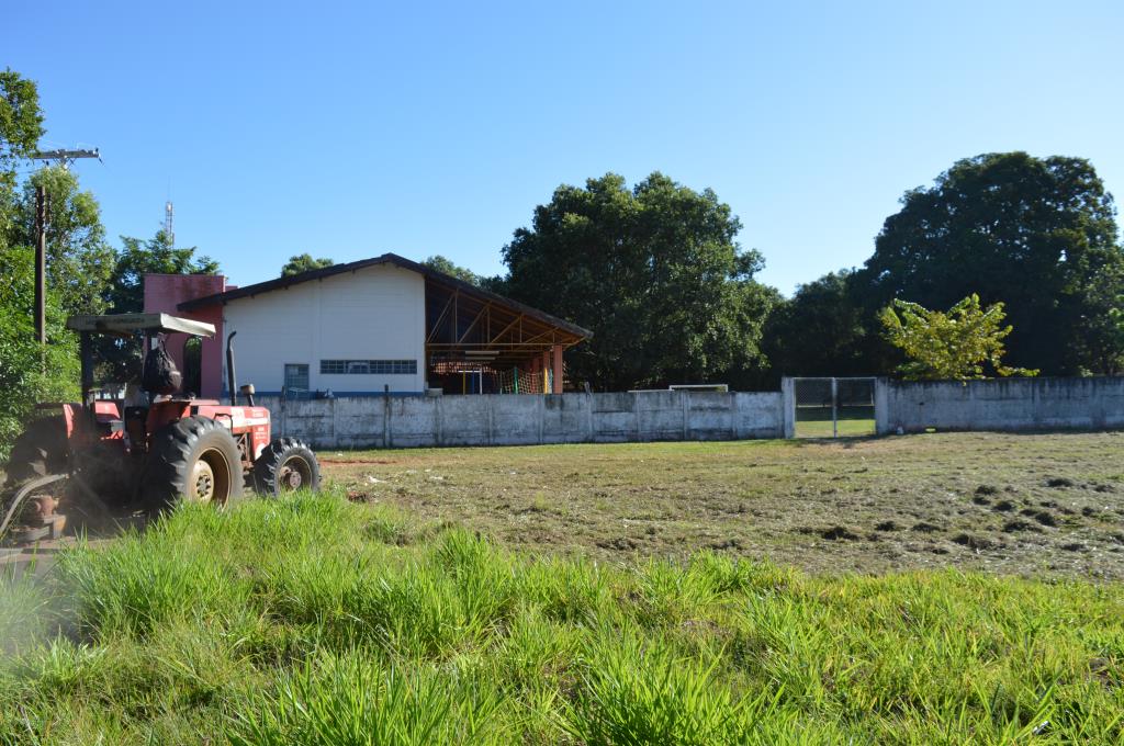 Roçagem atende comunidade do distrito de Brasitânia