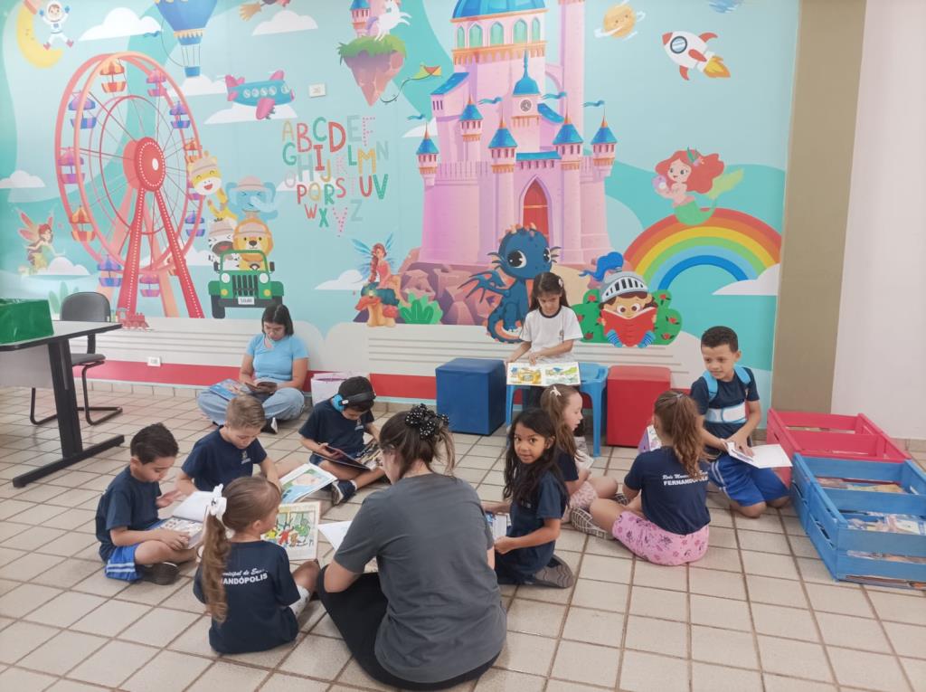 Biblioteca Municipal de Fernandópolis recebe alunos da EMEF Coronel Francisco Arnaldo da Silva para dia de leitura e contação de histórias