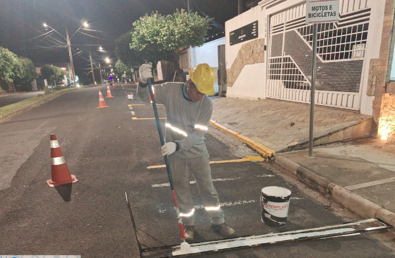 Prefeitura começa a renovar sinalização das ruas