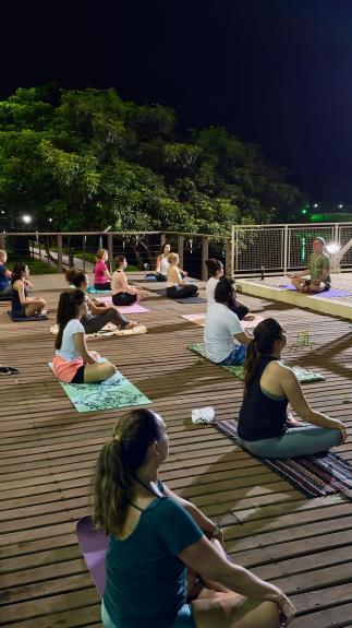 Projeto gratuito de Yoga cresce em Fernandópolis e transforma encontros na represa em tradição de saúde e bem-estar
