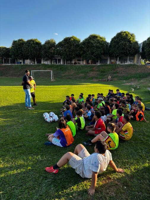 Prefeitura entrega kits esportivos aos núcleos municipais