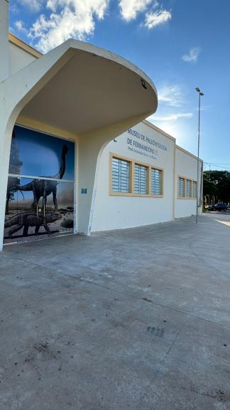 Fernandópolis Ganha "Portal" para o Cretáceo: Arte e Ciência se Fundem na Fachada do Museu de Paleontologia