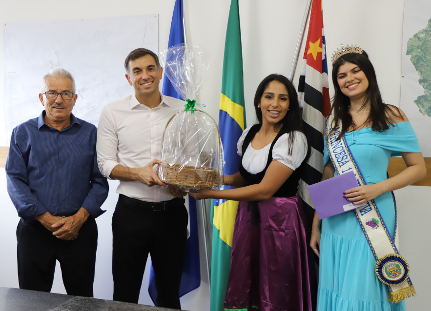 Corte da Uva de Itupeva inicia entrega de convites da 17ª Expo Uva para prefeitos da região