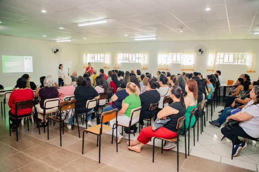 Merendeiros passam por capacitação sobre boas práticas de manipulação de alimentos