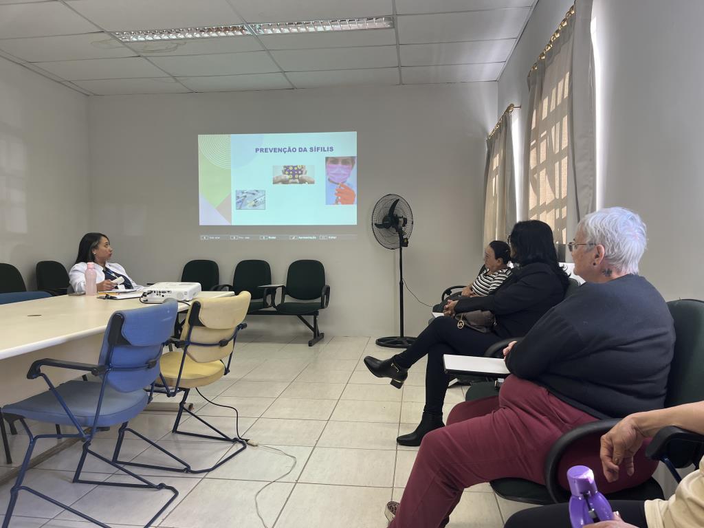 CCI promove palestra sobre prevenção da sífilis para a população idosa